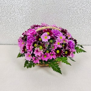 Хризантемы и астры в корзине